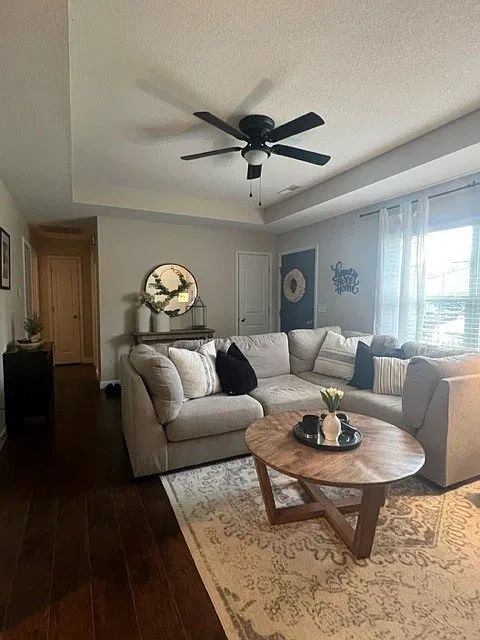 2 bed, 900 sqft, $1,300 — Photo 2