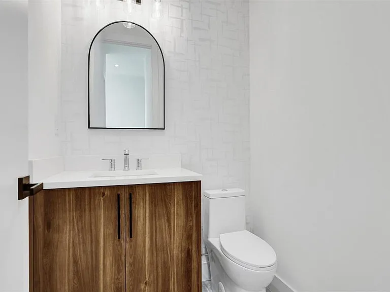 604 SW 7th Ave — Photo 10