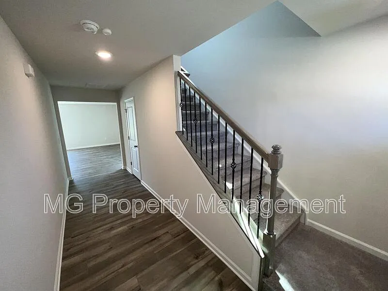 4 bed, 2.5 bath, 1956 sqft, $2,295 — Photo 2