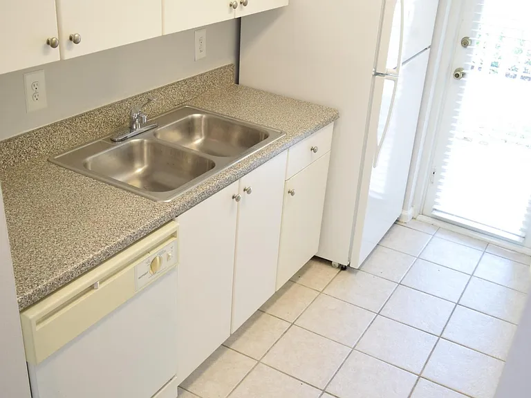 1136 Town Center Dr #14 — Photo 7