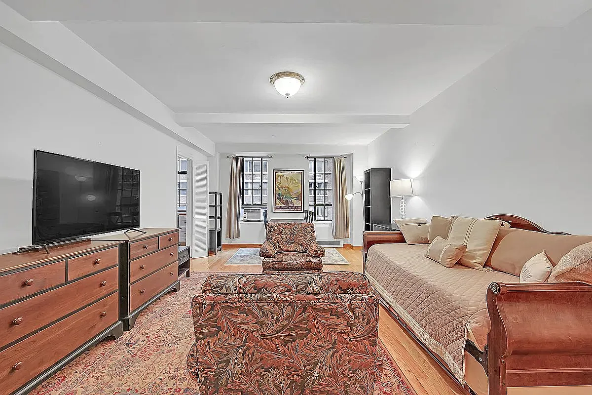 333 W 56th St APT 4H photo 1