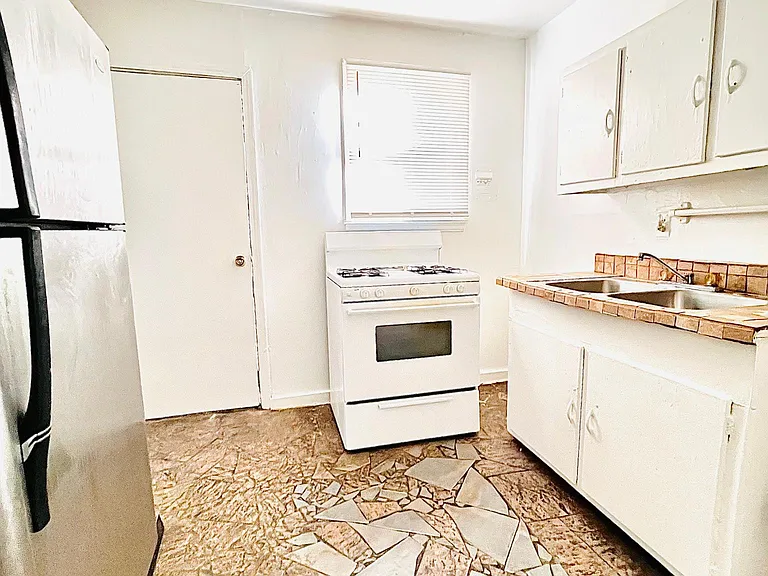 950 Willoughby St #3 — Photo 5