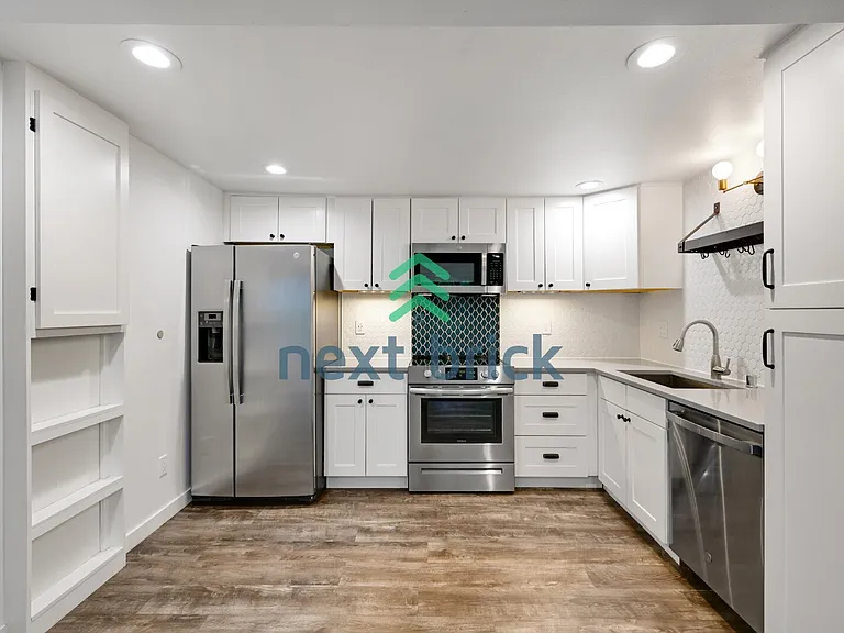 528 NE Serpentine Pl — Photo 6