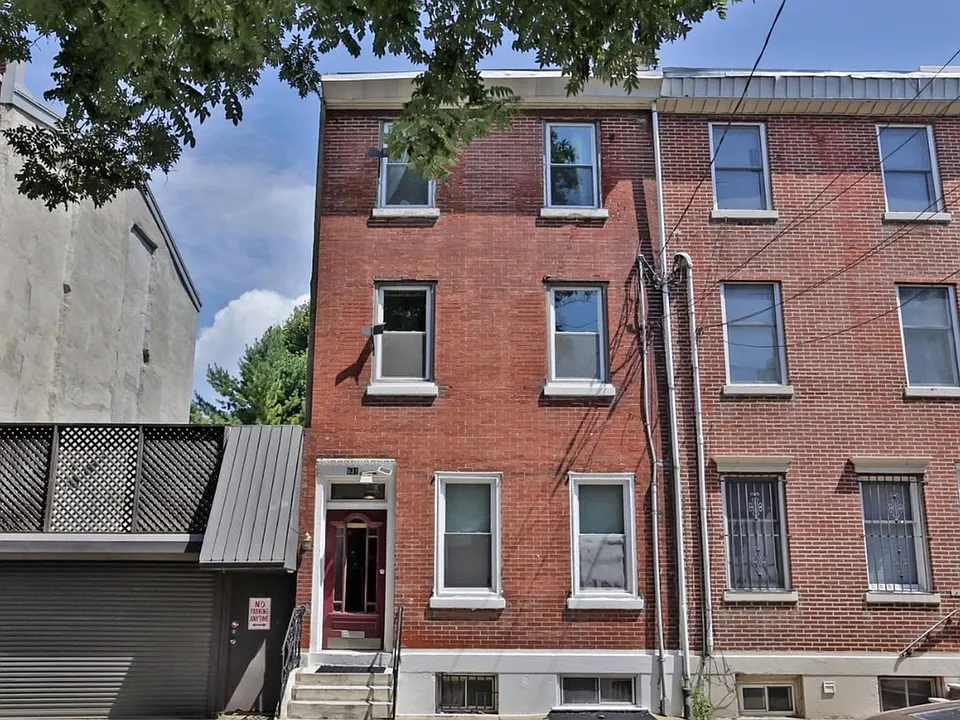 631 Catharine St #3
