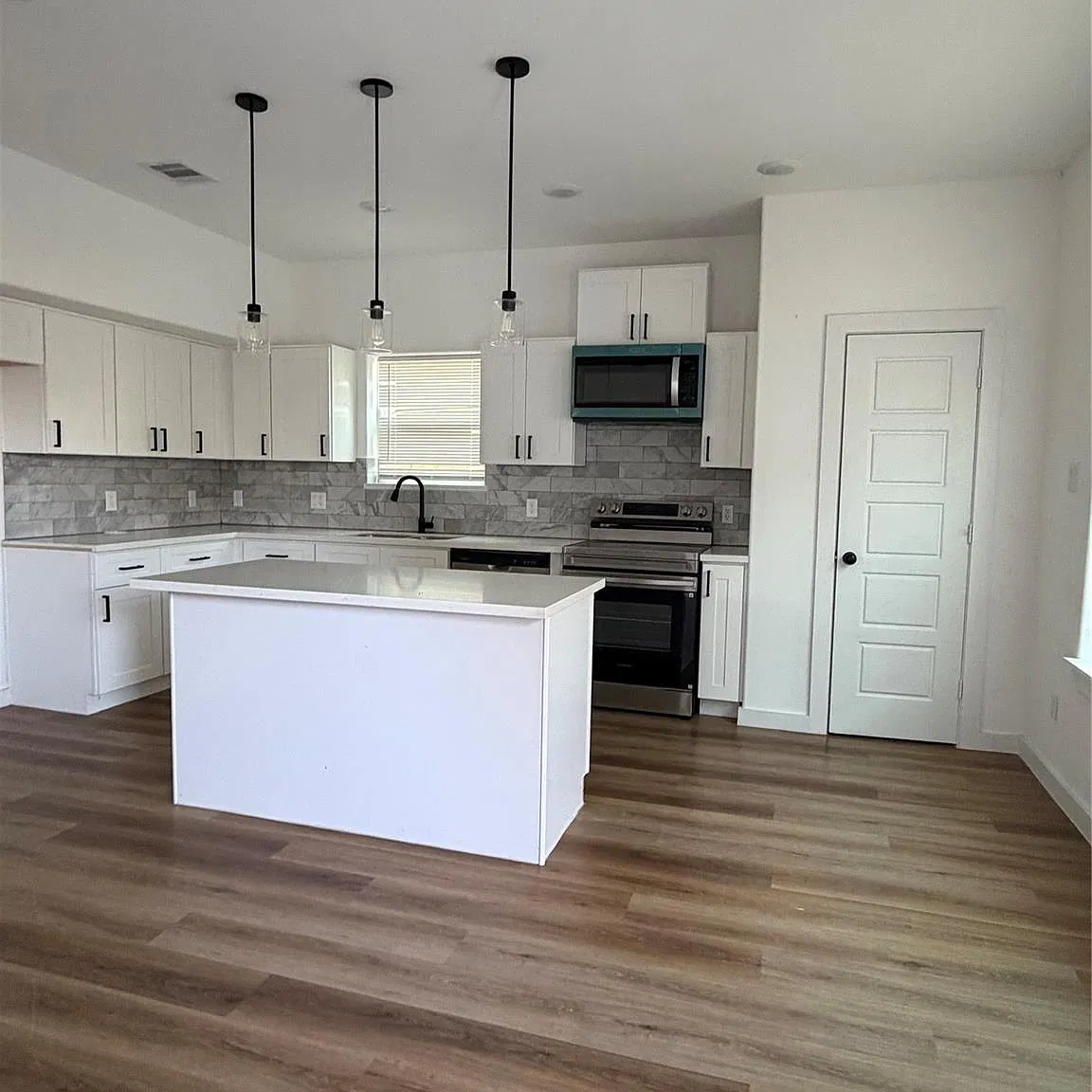 3 bed, 2.5 bath, 1443 sqft, $1,650 — Photo 4
