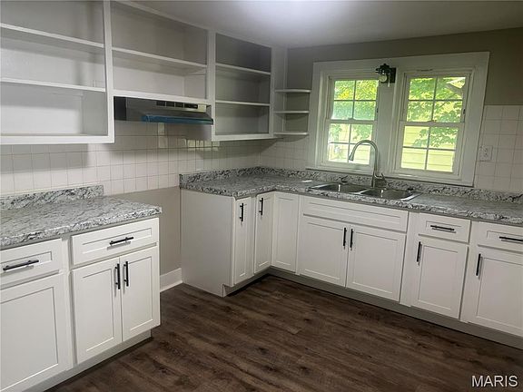 3rd image of 412 Lindell St
