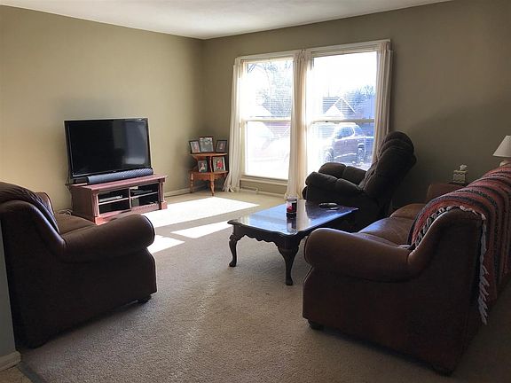 2nd image of 320 N Hillcrest Dr