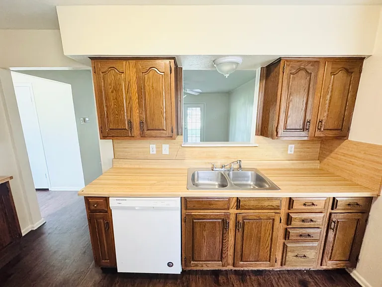 1104 Ashland Dr — Photo 4