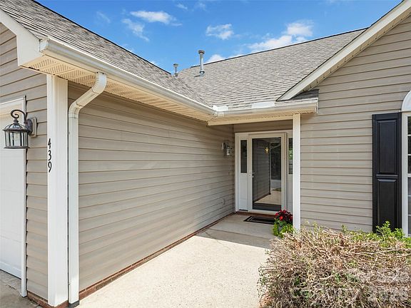 3rd image of 439 Glensprings Dr