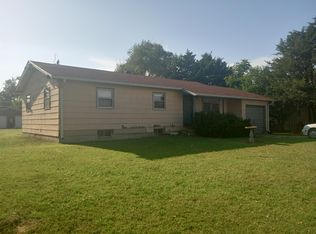 725 Walnut St, Halstead, KS 67056