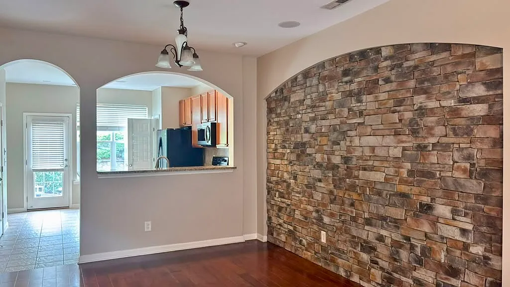 2 bed, 2.5 bath, 1299 sqft, $1,850 — Photo 2