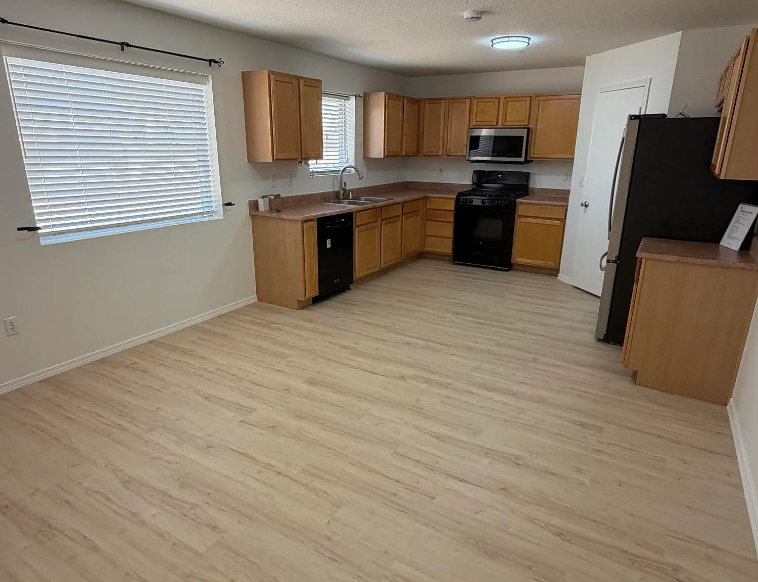 3 bed, 2.0 bath, 1752 sqft, $2,500 — Photo 3
