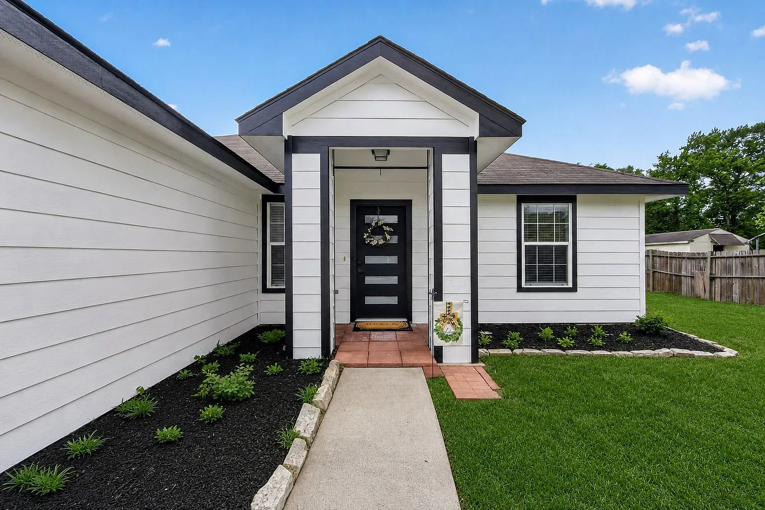 3 bed, 2.0 bath, 1204 sqft, $1,800 — Photo 3