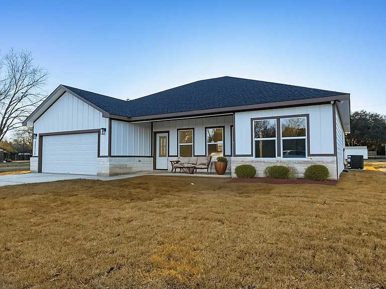 20733 Emerald St — Photo 1