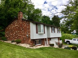 851 Colonial Manor Rd, North Huntingdon, PA 15642