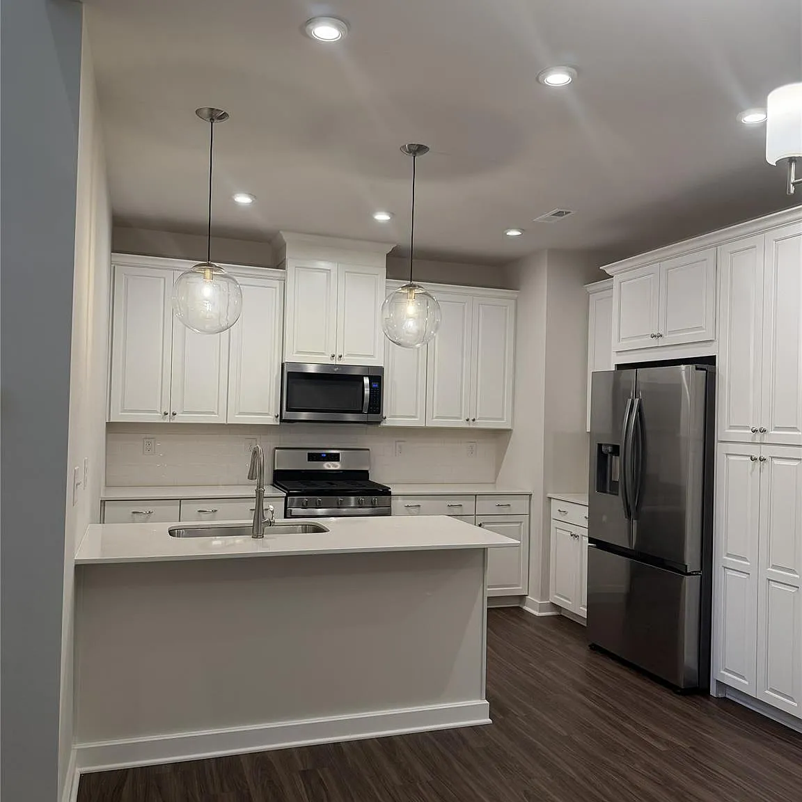 3 bed, 2.5 bath, 1708 sqft, $2,100 — Photo 4