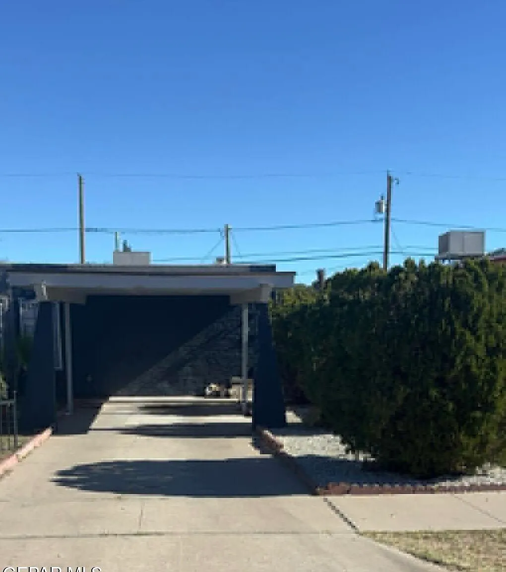 2 bed, 1.0 bath, 922 sqft, $950 — Photo 1