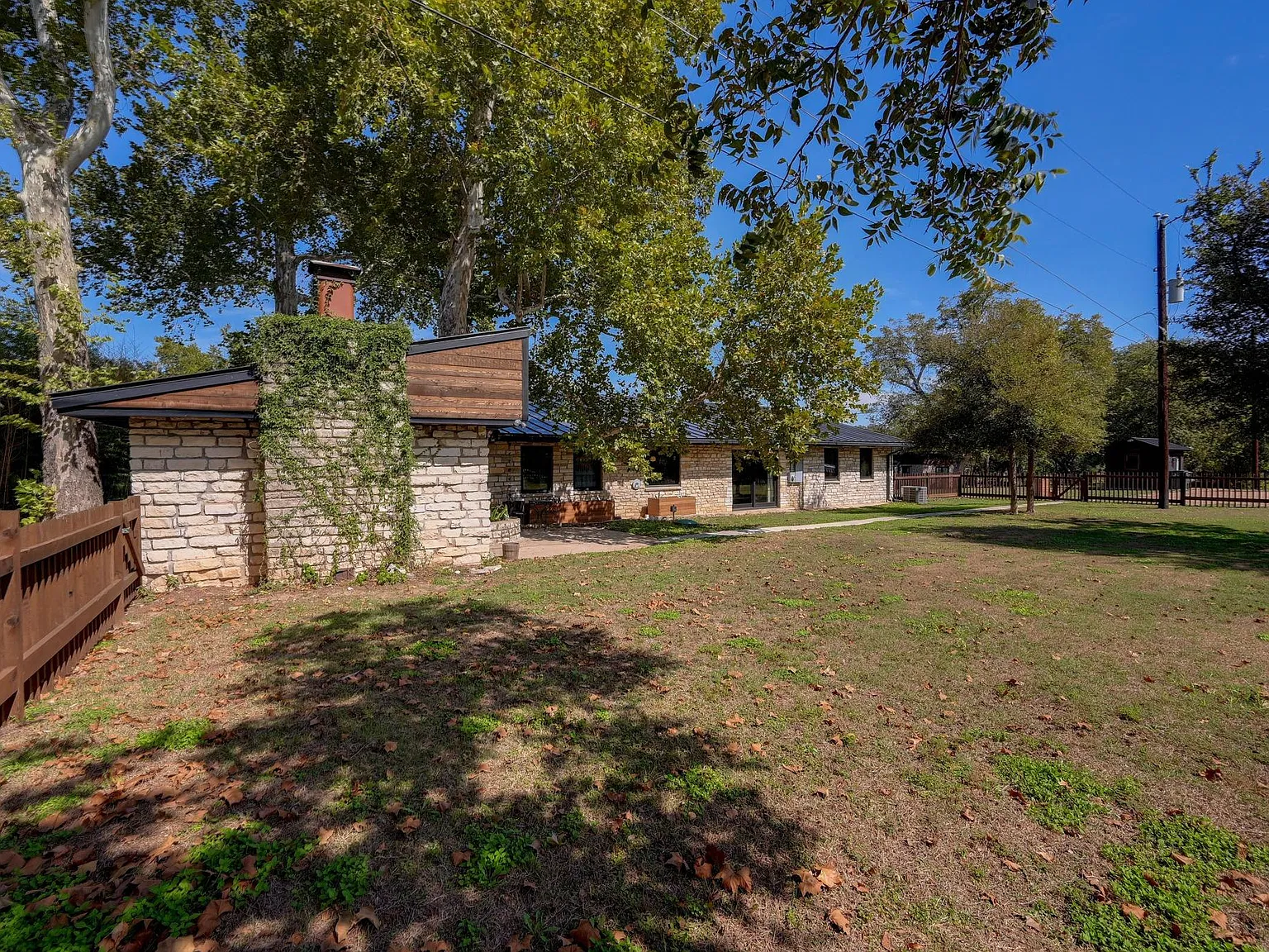 4 bed, 4.0 bath, 3304 sqft, $5,500 — Photo 2