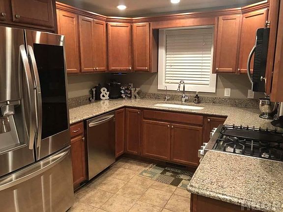 3rd image of 611 N Main St