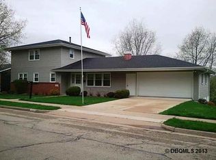 835 Valentine Dr, Dubuque, IA 52003