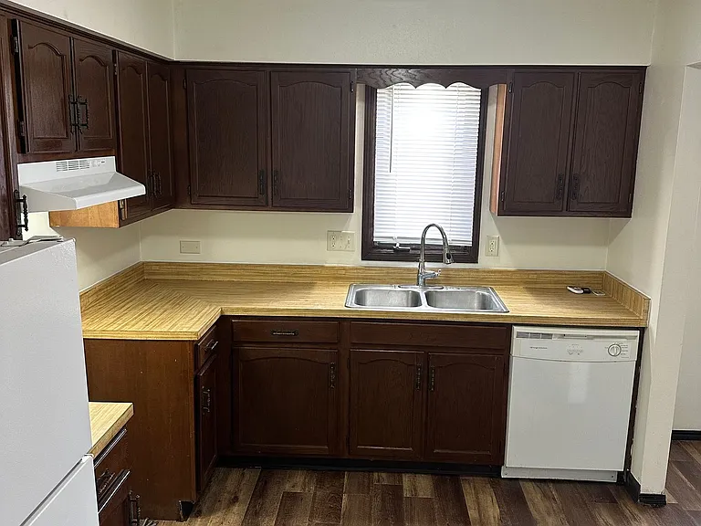 Immaculate Updated 1 & 2 Bedroom with 1 Bath — Photo 11
