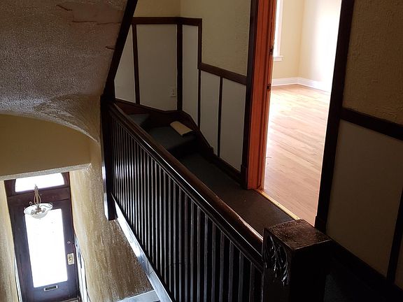 2nd image of 1921 W Montrose Ave APT 2