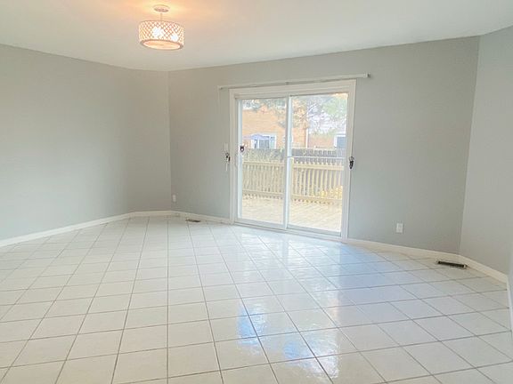 2nd image of 2984 Meadowbrook Ln #2