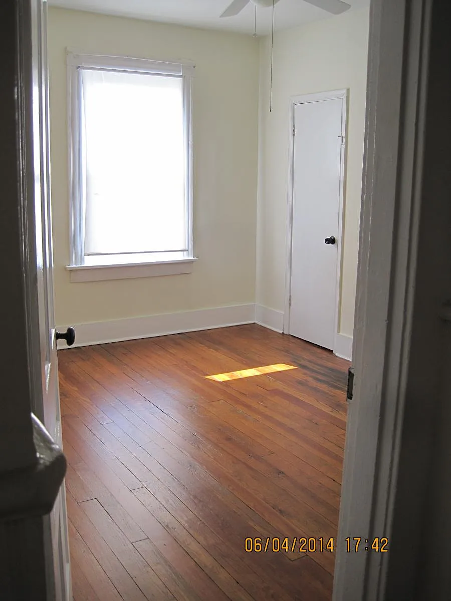 BACK ROOM: Flexible Layout _ Perfect for a guest room, office, or creative space. - 2 S Vine St #B