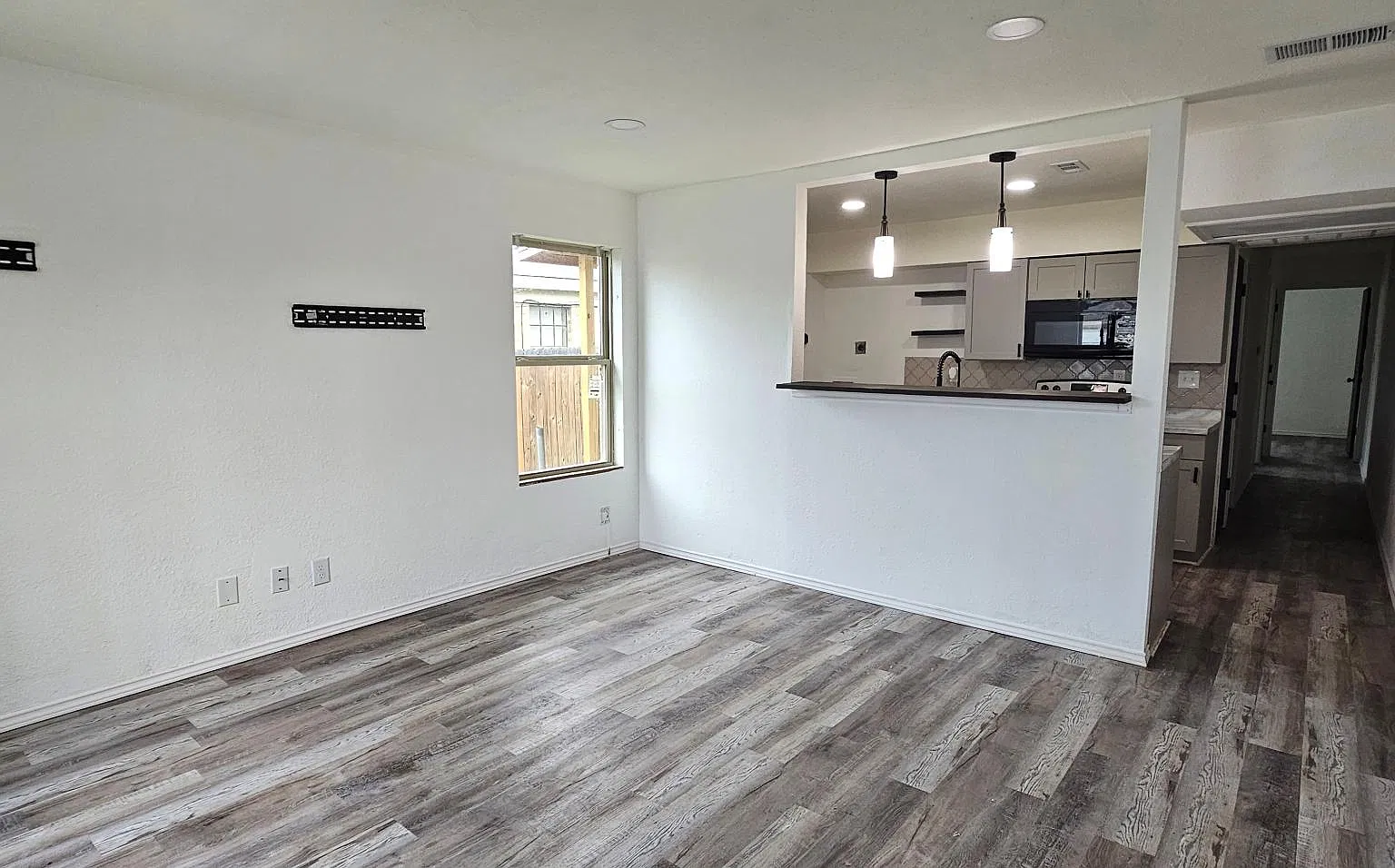 2 bed, 765 sqft, $1,000 — Photo 1