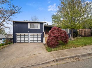 1224 NE John Dr, Grants Pass, OR 97526