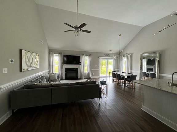 4th image of 1004 Dearborn Ct