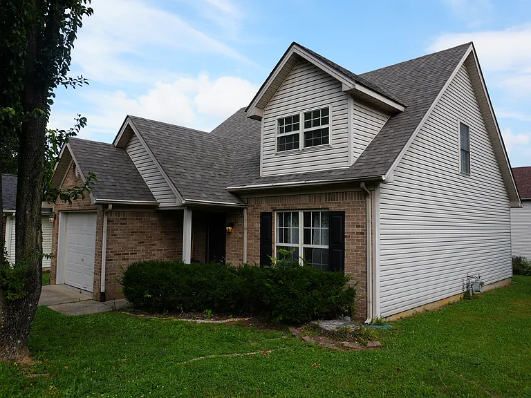 2100 Stonewood Ln — Photo 2