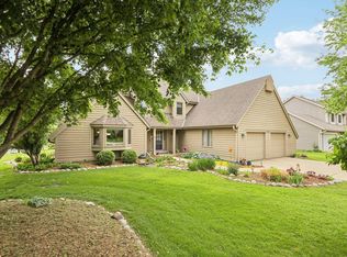 3930 S Woodhill Ln, New Berlin, WI 53151