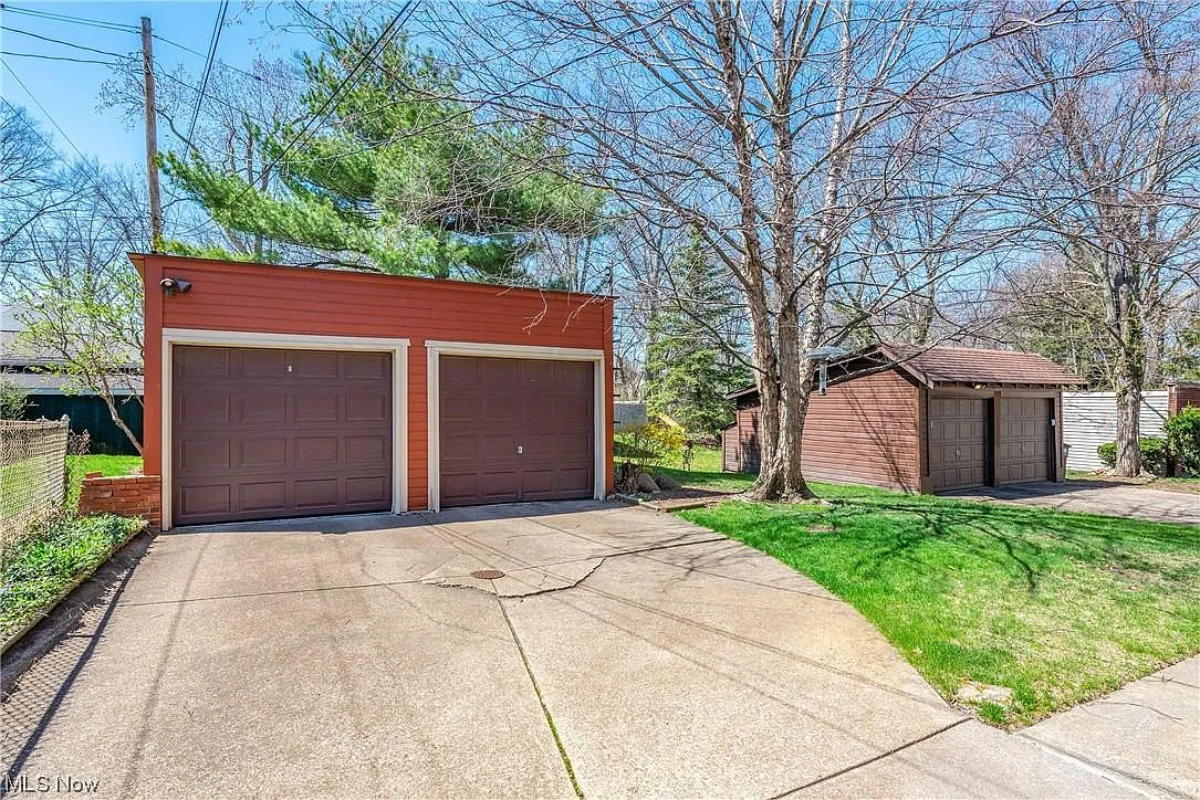 2072 Atkins Ave — Photo 4