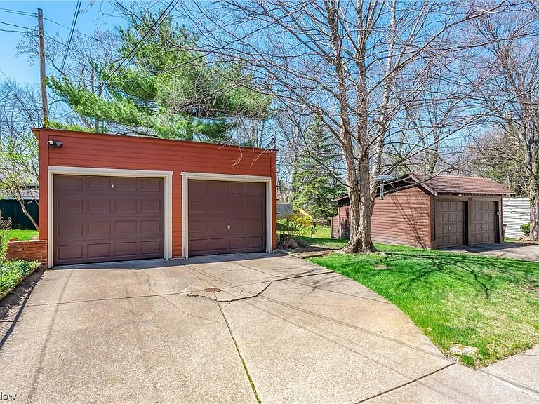 2072 Atkins Ave — Photo 4
