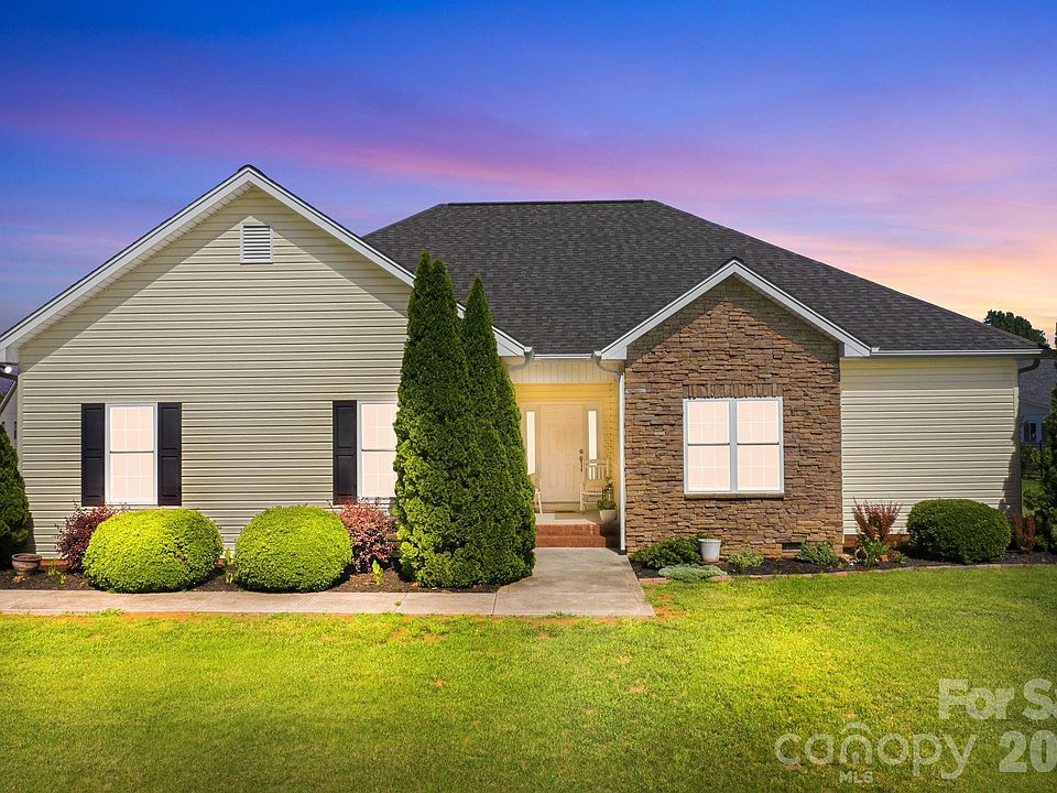 1st image of 104 Castle Pines Ln