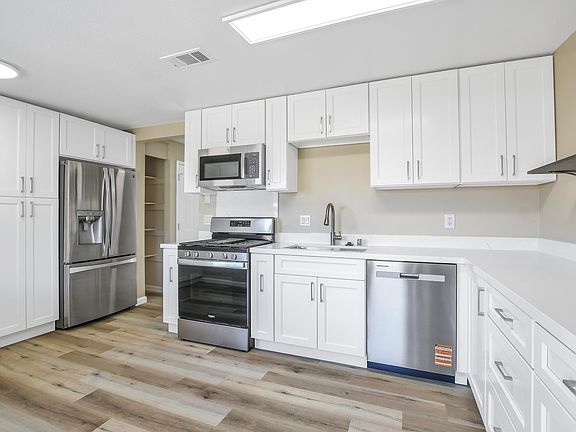 5th image of 612 W 15th St Unit B