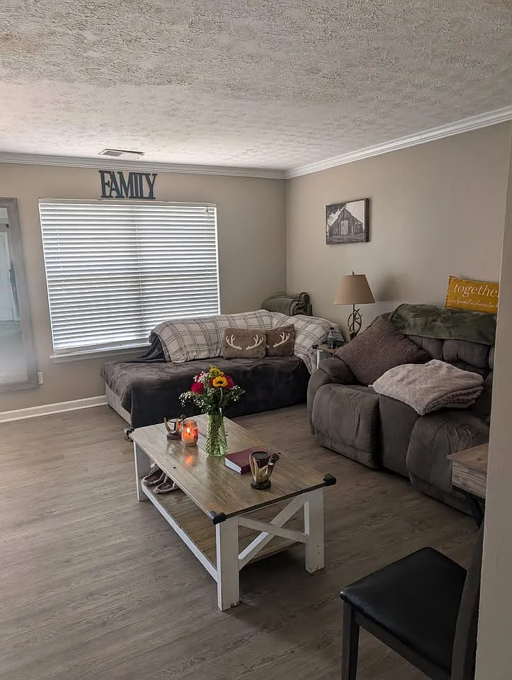 3 bed, 1300 sqft, $2,095 — Photo 2