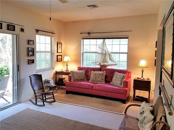 4th image of 404 Hawthorne Ln