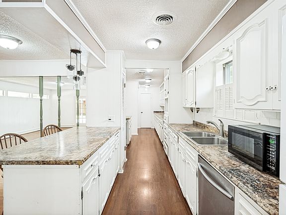 4th image of 19 Shadowood Ln