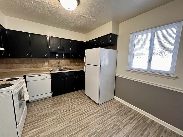 Mayfair Apartments — Photo 52