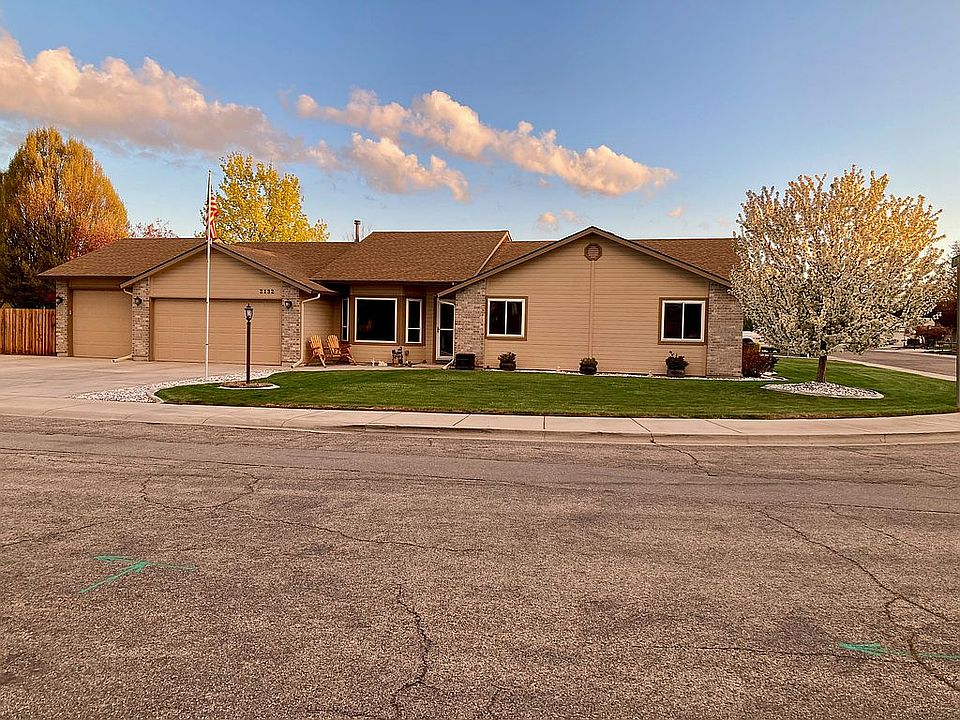 2nd image of 2132 E Lochmeadow Ct