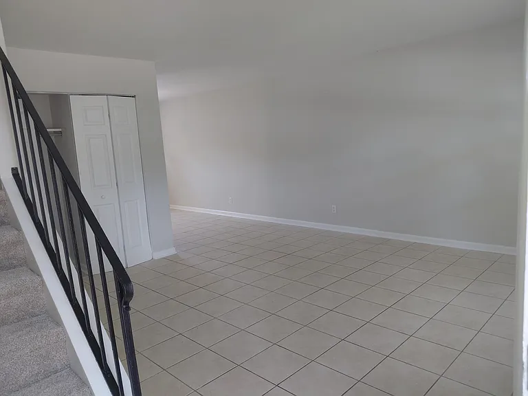 728 Harbor Ln — Photo 4