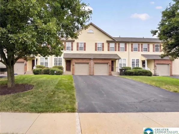 8141 Cross Creek Cir, Breinigsville, PA 18031