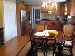 855 Woods Ln, Grosse Pointe Woods, MI 48236