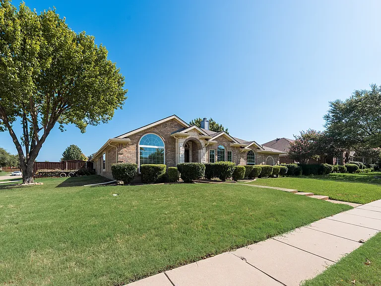 401 Idaho Ct — Photo 3