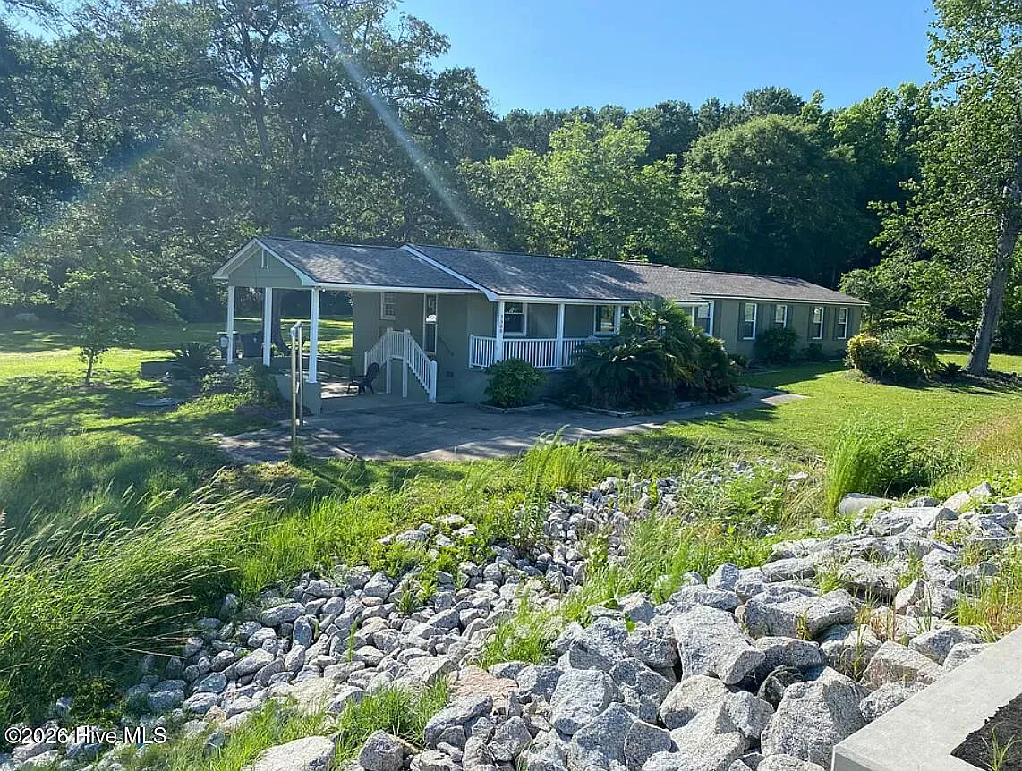 3 bed, 2.0 bath, $2,400 — Photo 1