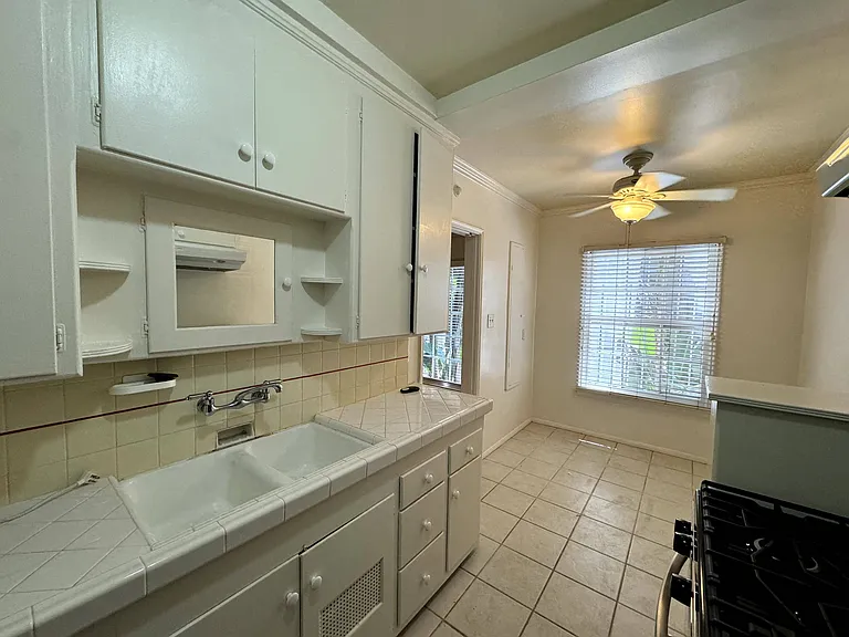 1271 N. Crescent Heights Blvd — Photo 4