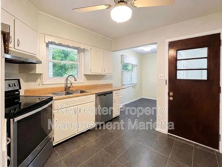 3720 Lake Dr SE — Photo 17
