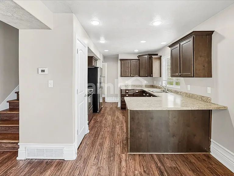 228 W Cedar Grove Ln — Photo 4